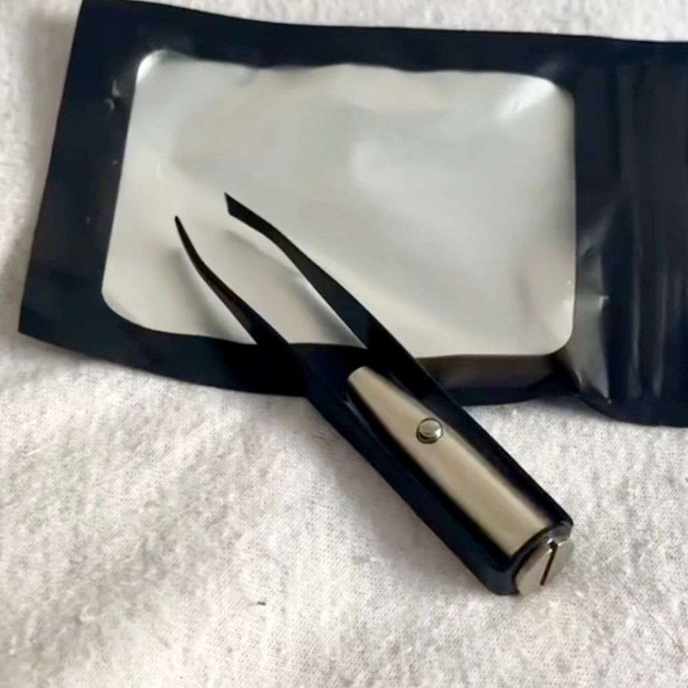 Tweezers - המוארת של סהרה